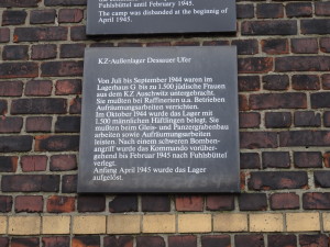 Zwei kleine Schilder erinnern daran, dass hier 1944 Zwangsarbeiter/innen inhaftiert waren.